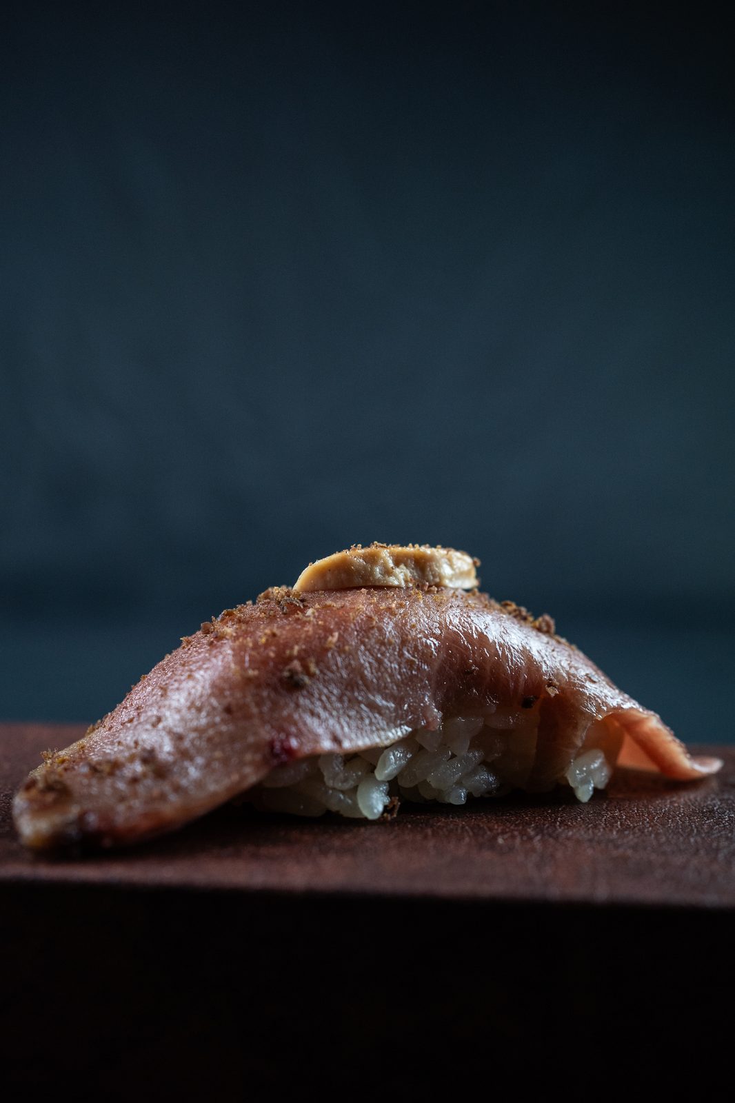 Nigiri flameado de ventresca y foie