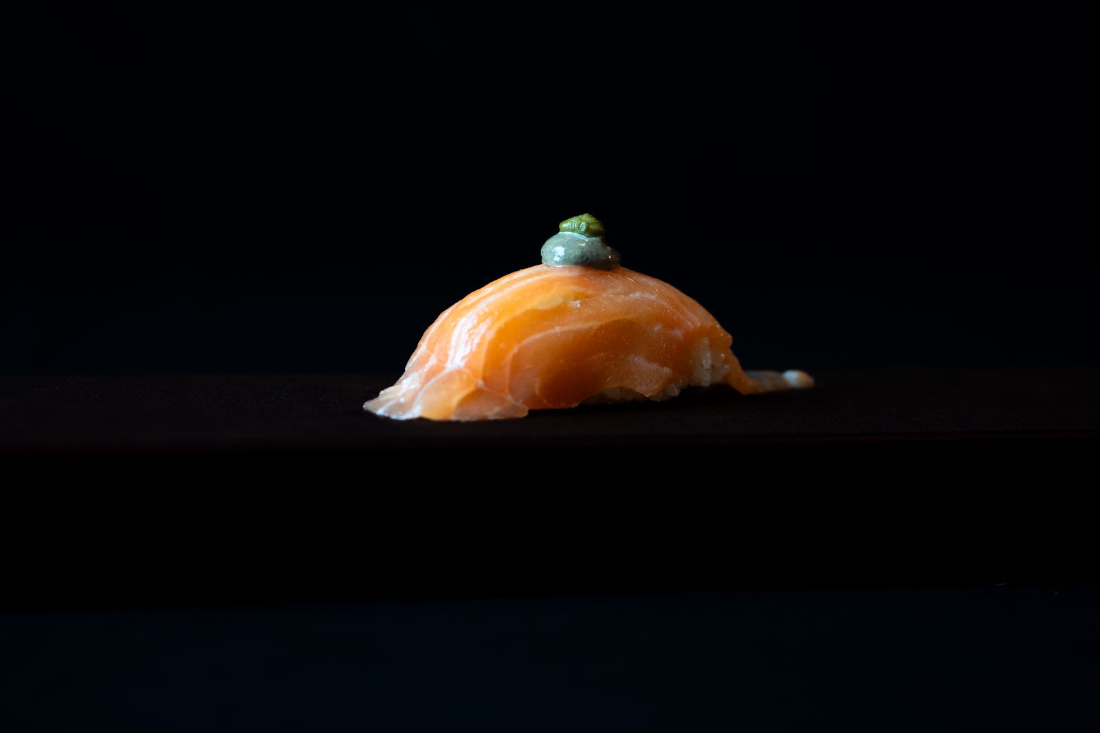 Nigiri de salmón y ajo negro