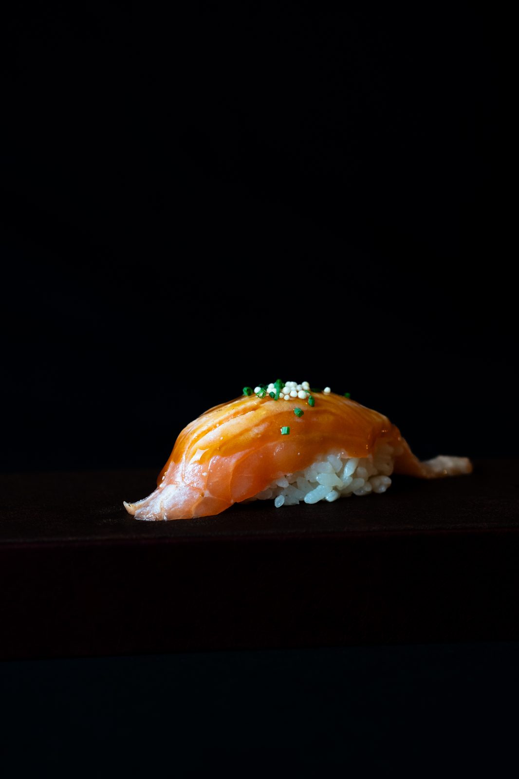 Nigiri de salmón al teriyaki