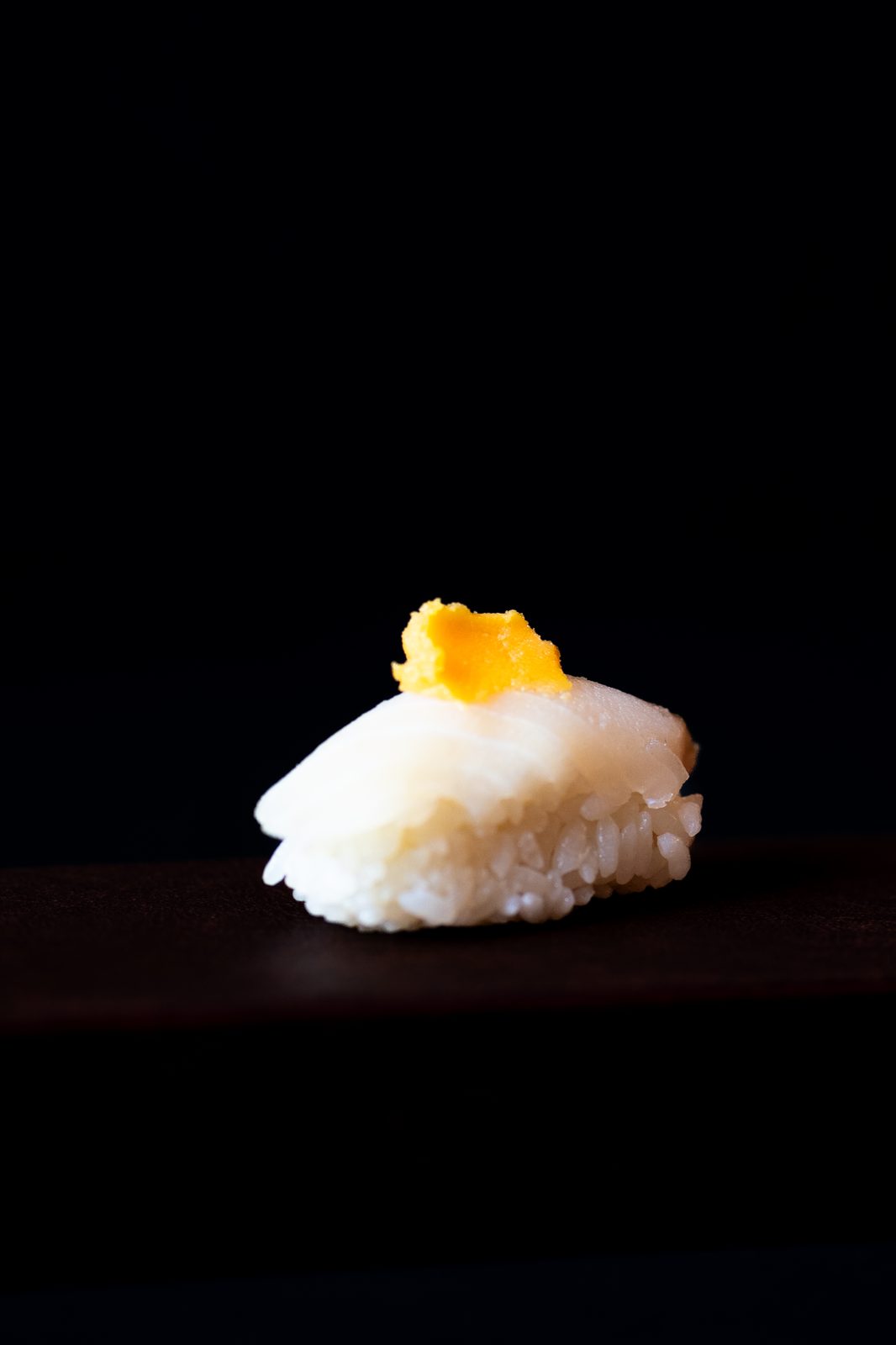 Nigiri de dorada con mantequilla dulce picante