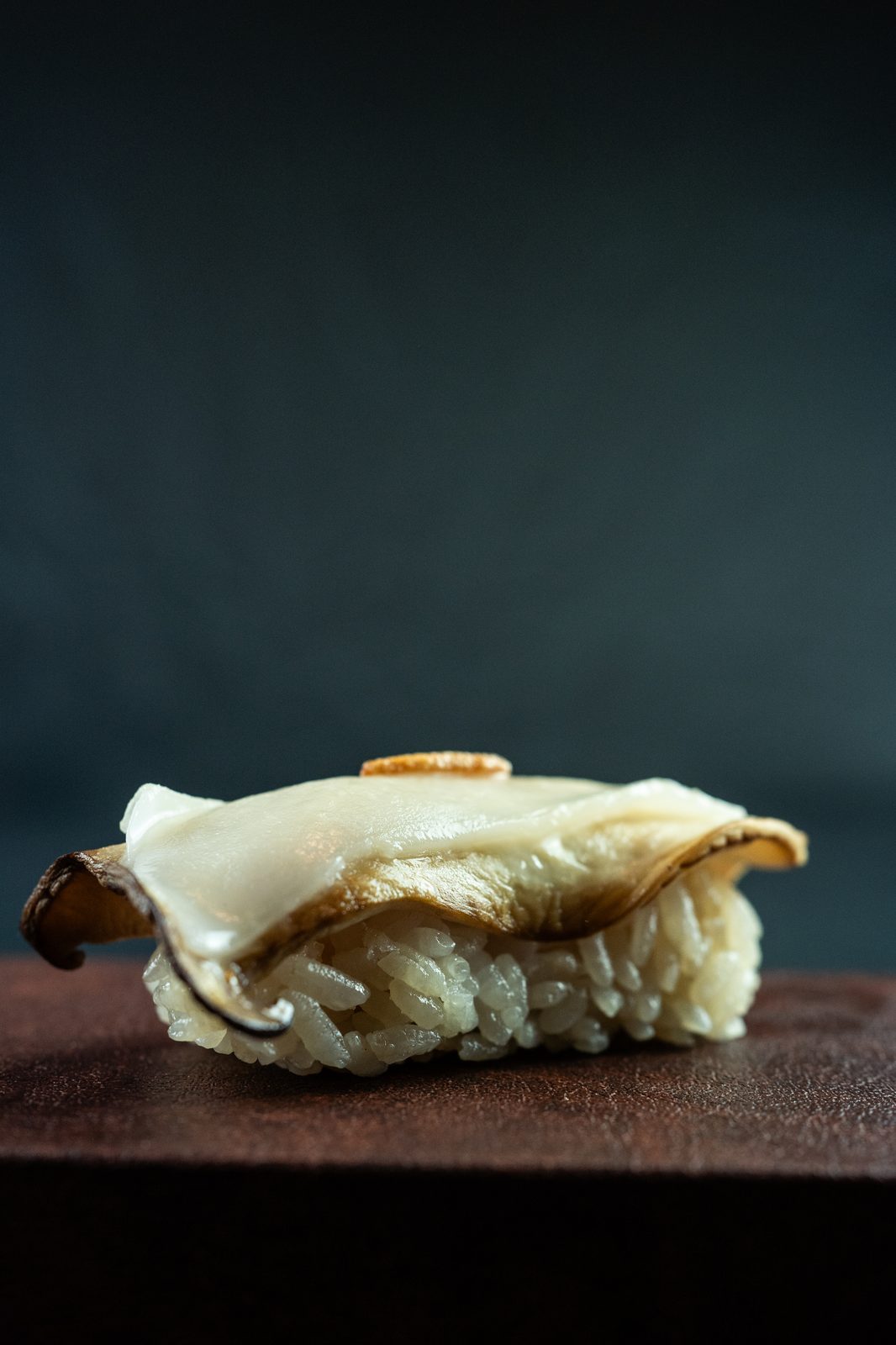 Nigiri de boletus con papada ibérica