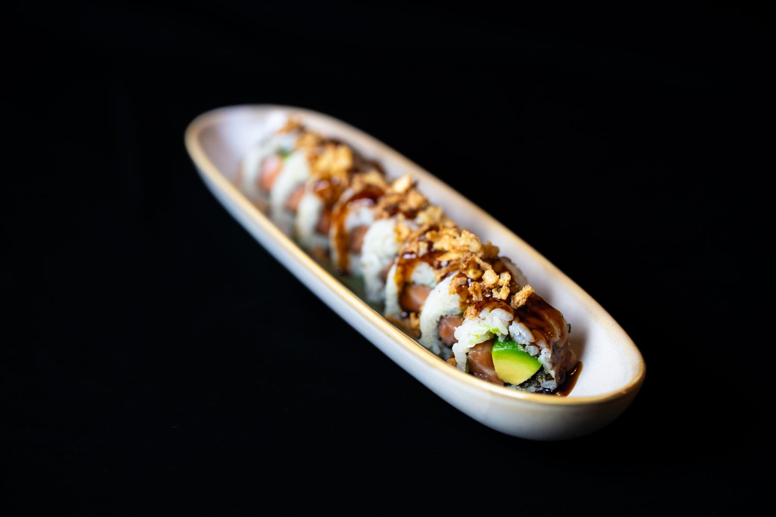 Uramaki de salmón y aguacate