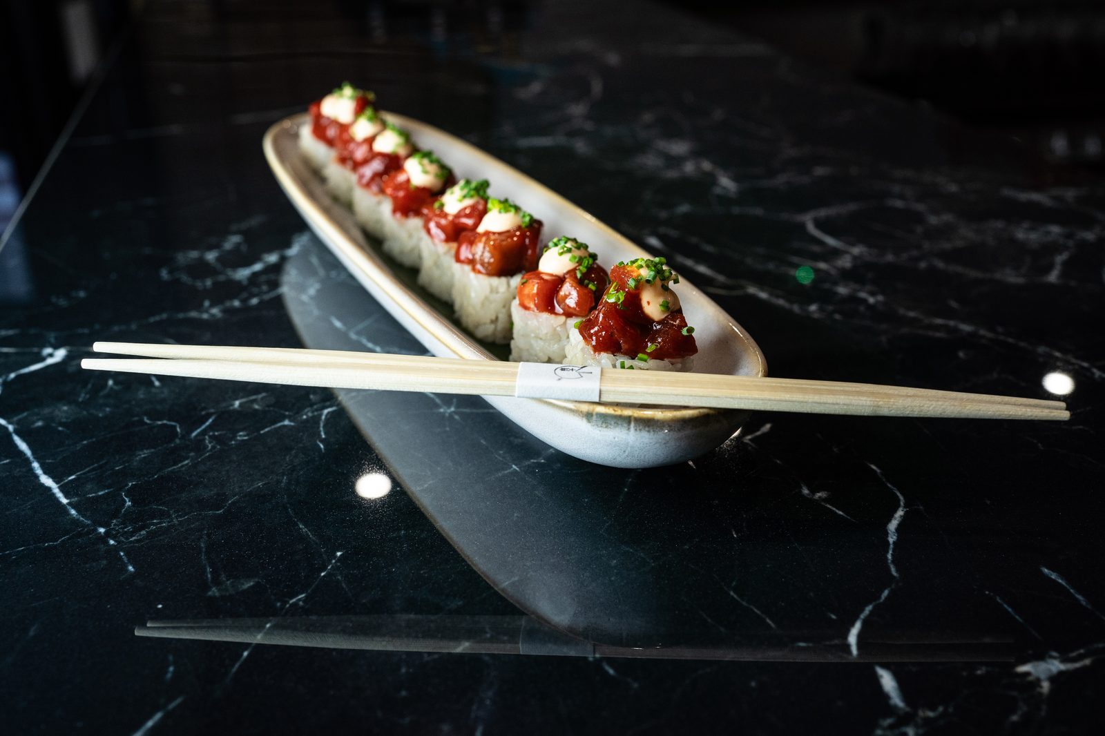 Uramaki de atún picante
