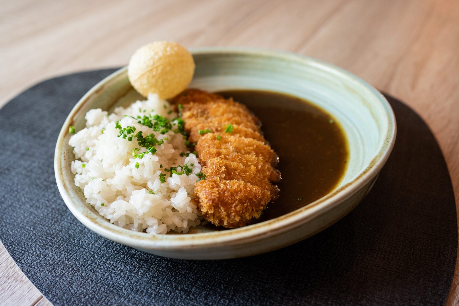 Katsu curry con arroz y lomo ibérico