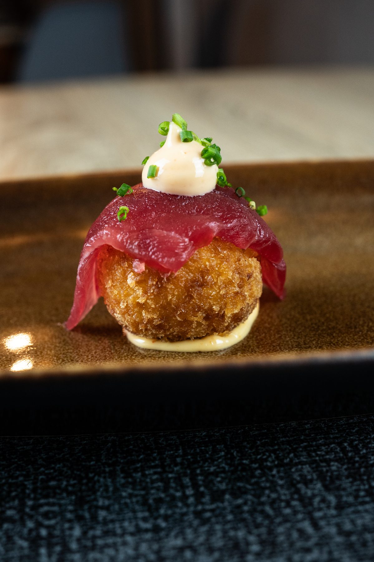 Croqueta de kimchi envuelta en atún con mayonesa y cebollino